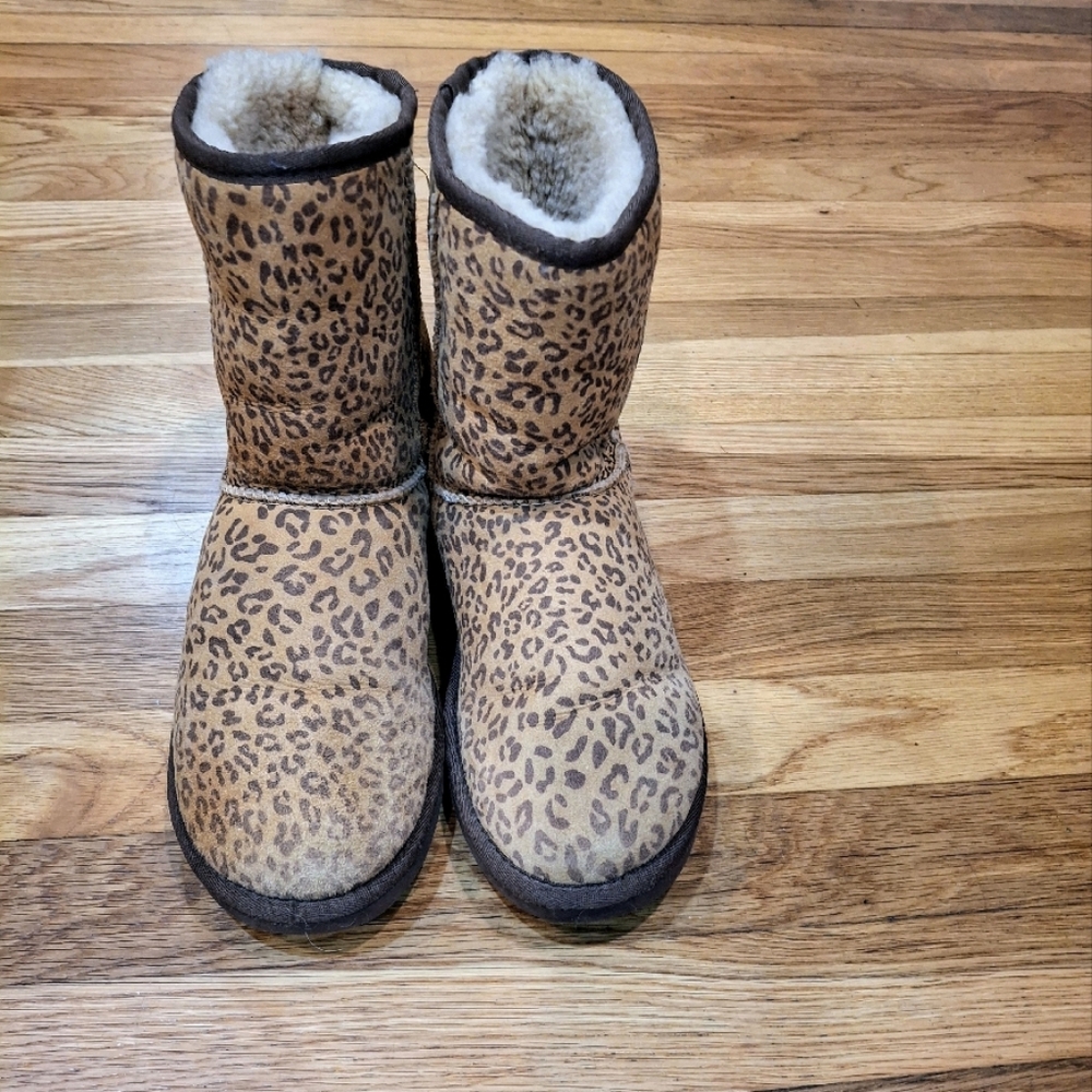 UGG Short Leapored Print Ugg Boots Sz 7 W Tan